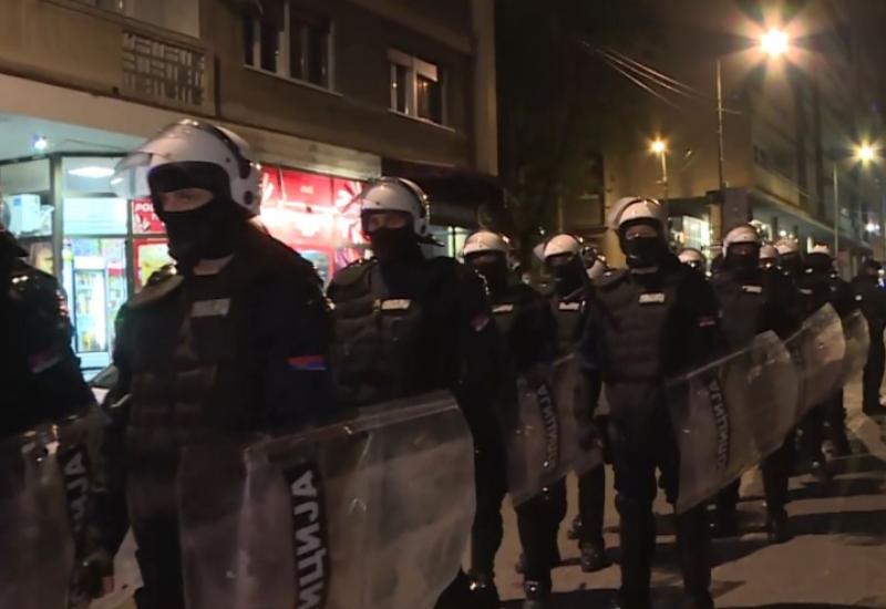 Kaos u Beogradu: Građani prosvjeduju, MUP Srbije čuva mural Ratka Mladića
